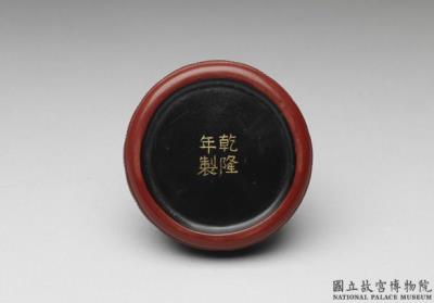 图片[3]-Carved lacquer figural box (containing Miniature molded snuff bottle), 18th century, Qing dynasty-China Archive